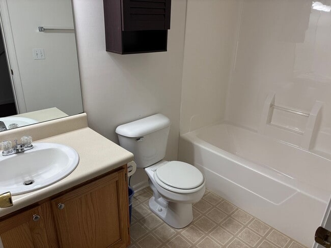 Building Photo - Grand Ridge condo available now.  Forest Hills Eastern Schools.