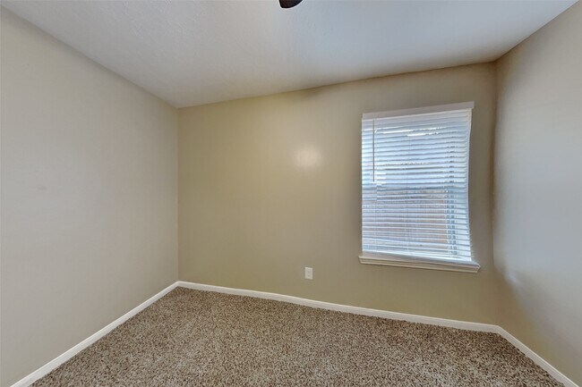 Building Photo - 7007 Fuchsia Ln