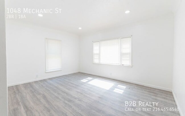 Building Photo - 1048 Mechanic St