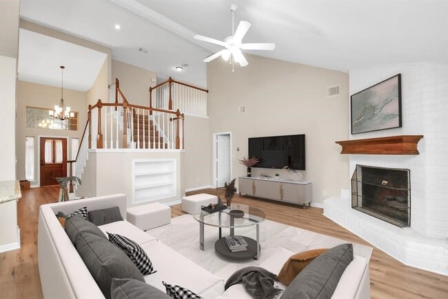 Building Photo - 2519 Palace Dr
