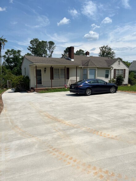 Building Photo - 208 E Vineland Rd