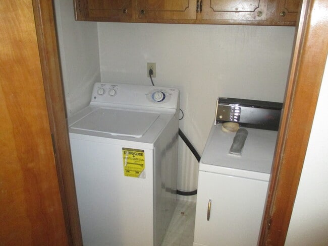 Building Photo - Nice Two Bedroom with Fireplace