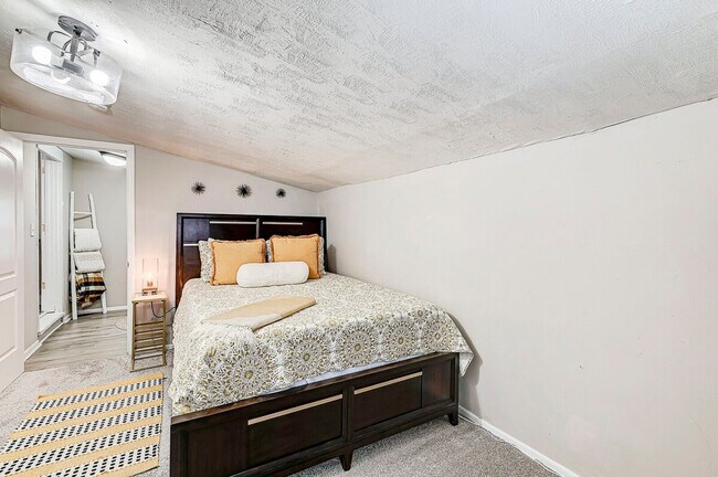 Building Photo - 611 Lincoln St