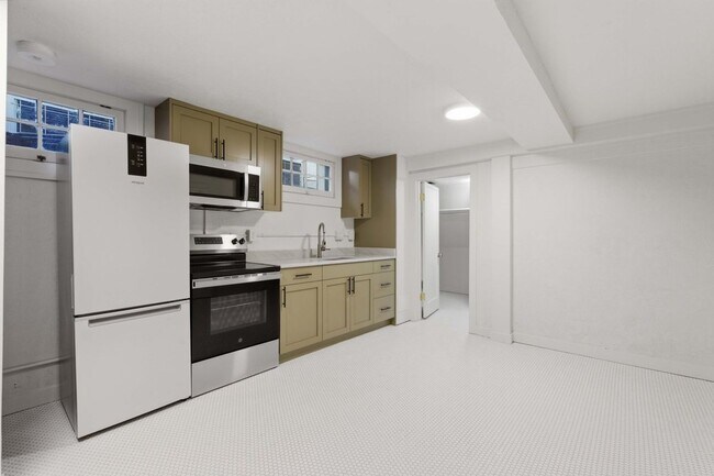 Building Photo - All-Utilities-Included Studio in Historic Bristol Manor | Pet Friendly