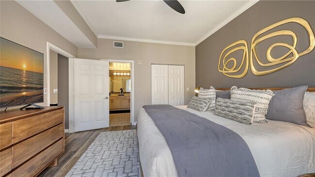 Building Photo - 1064 N Tamiami Trl