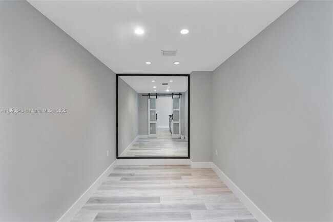 Building Photo - 10350 W Bay Harbor Dr