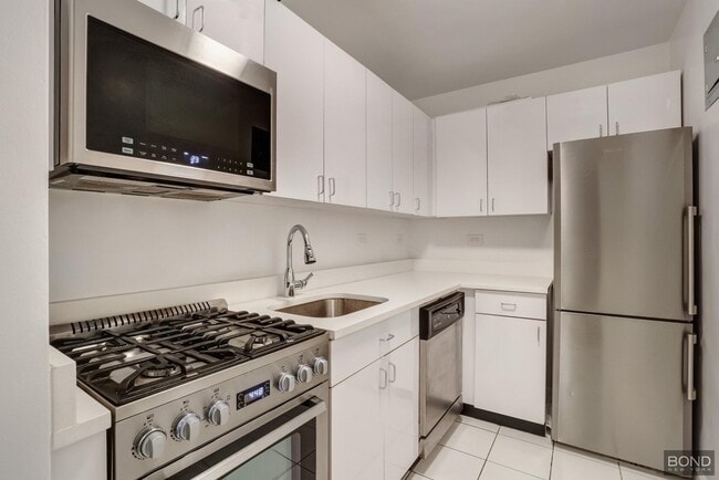 Building Photo - 240 E 82nd St