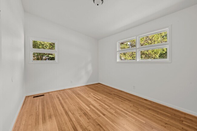 Building Photo - Charming 4 Bedroom, 2 Bathroom house
