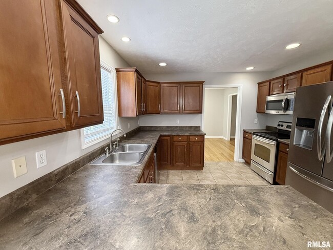 Building Photo - 2119 W Miners Dr