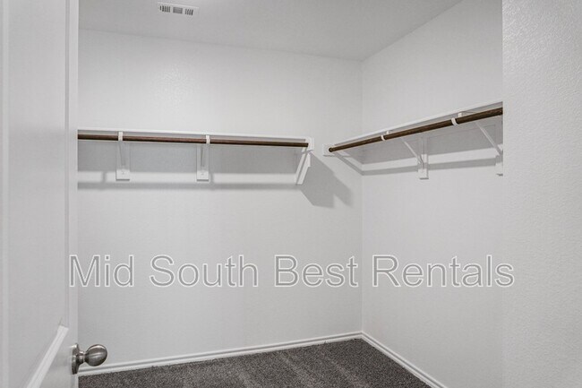 Building Photo - 220 Redwood Rd