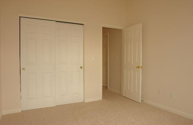 Building Photo - 5225 White Willow Dr