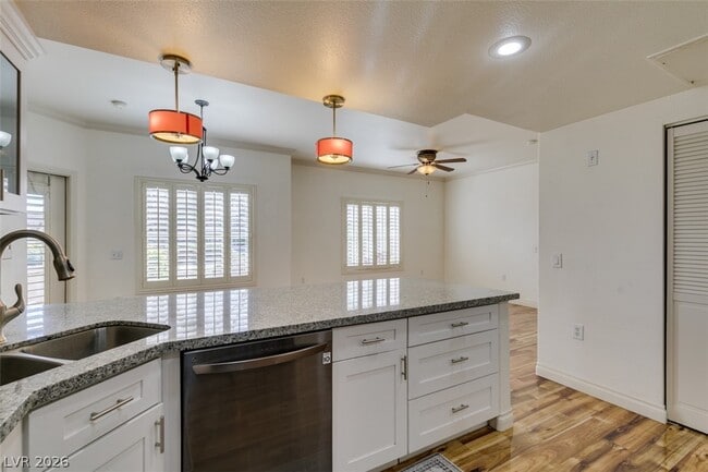 Building Photo - 3400 Cabana Dr