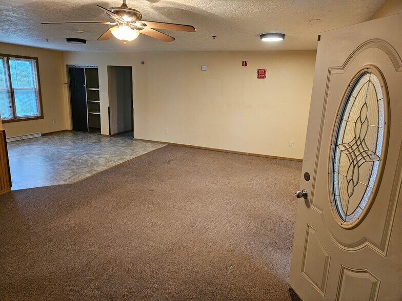Building Photo - 533 Lakeshore Ct