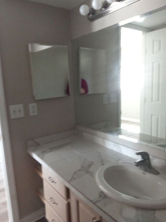 Building Photo - Gated Community First Floor 1/1.5 Apartmen...