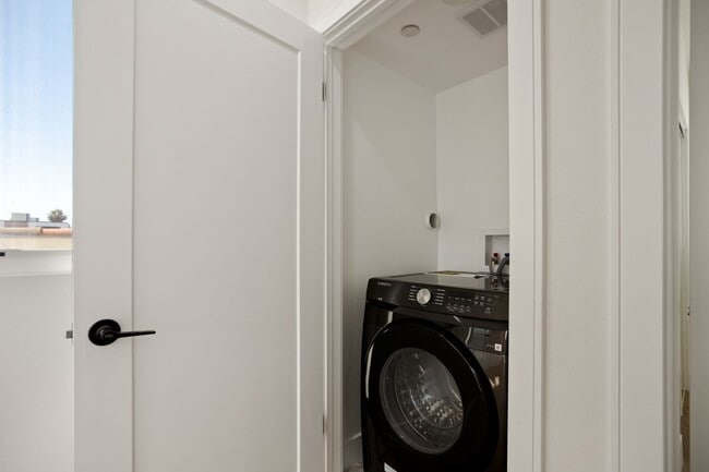 Building Photo - BRAND NEW TOWNHOUSE! One Month Free!