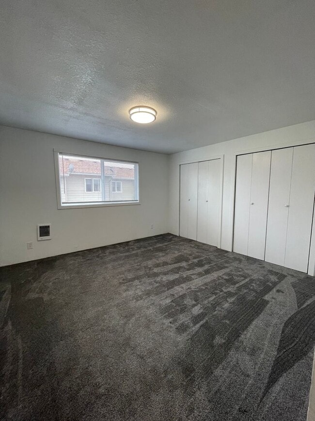 Building Photo - Rent Special: 1/2 Off January's Rent!