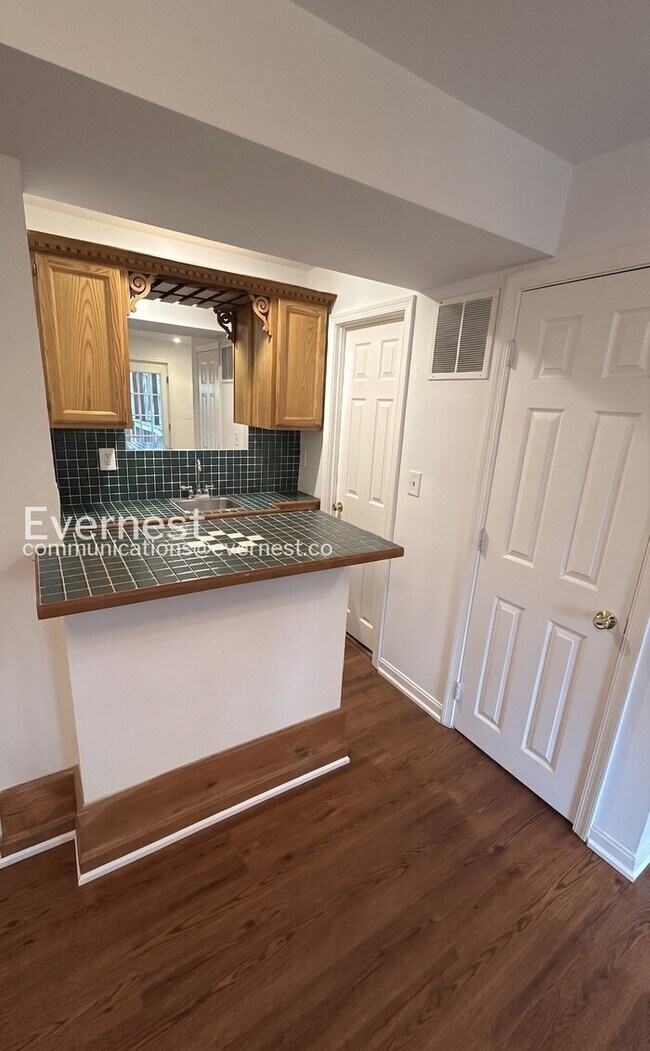 Building Photo - 3 Bed, 3.5 Bath Townhome with Modern Amenities / Available Now!