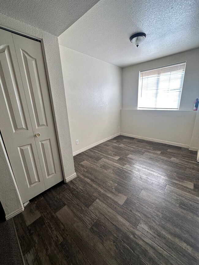 Building Photo - 4-bedroom, 2-bath apartment in Cedar City fourplex