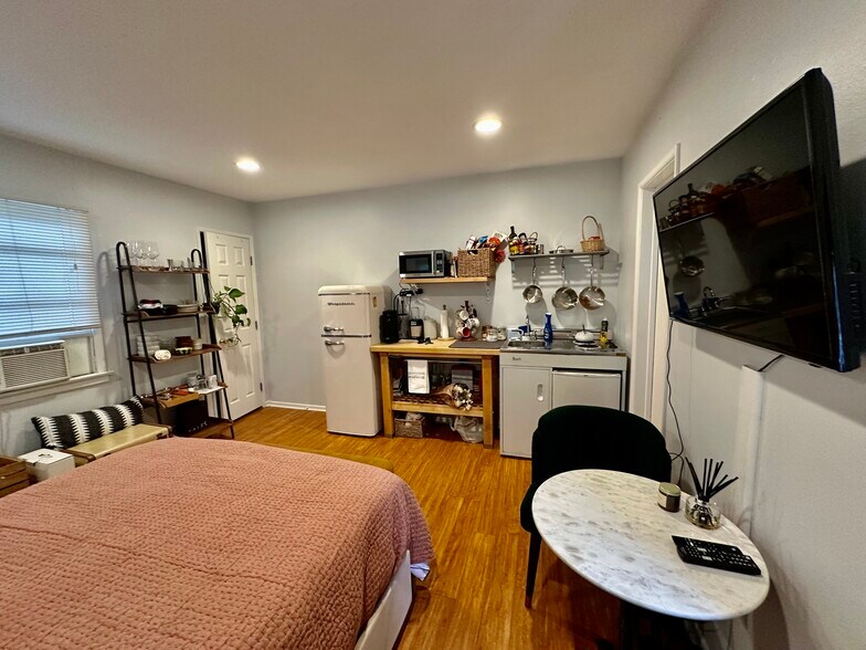 Building Photo - 828 7th St