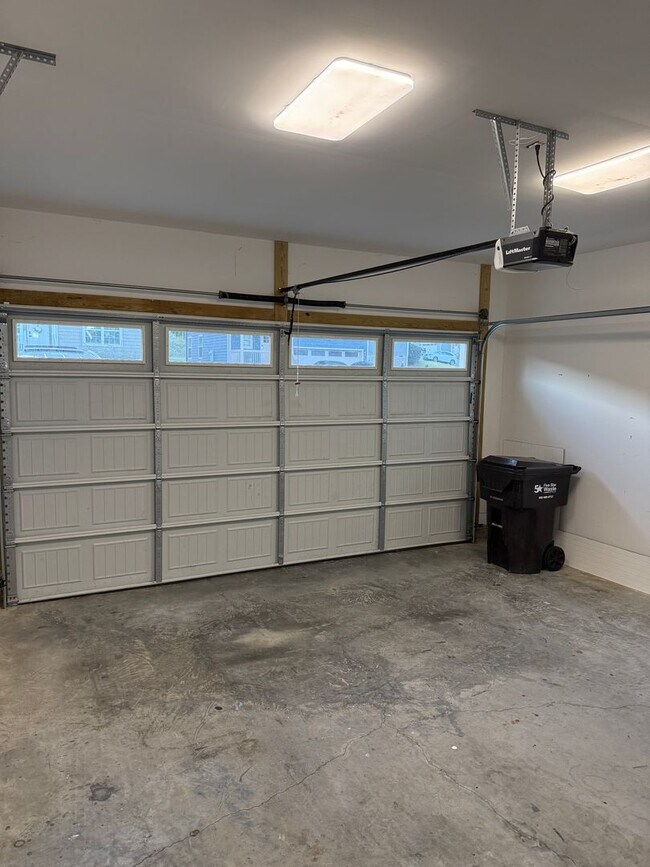 Building Photo - Spacious & Convenient!