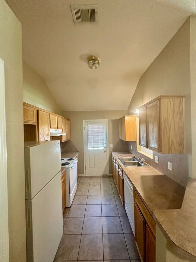 Building Photo - 904 Crymes Ln