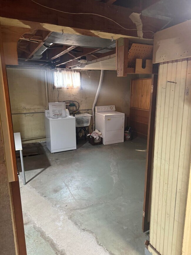 Building Photo - Gardener's Delight in Roseway Neighborhood! Charming NE Home Awaits" PET Friendly! NO SECURITY DE...