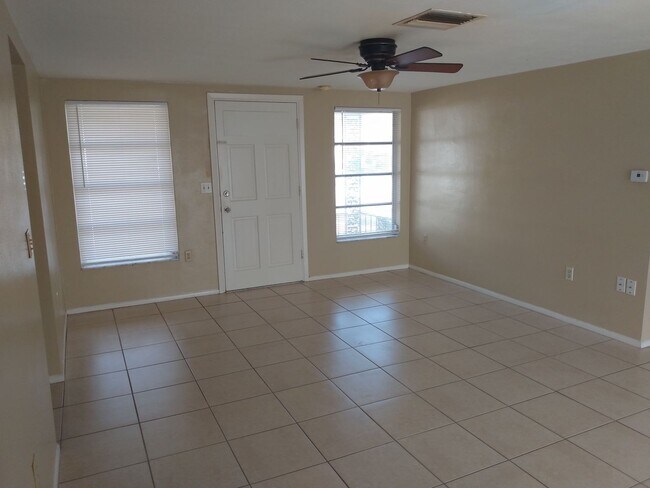 Building Photo - 2 Bed/2 Bath 1200 Sq. Ft. home with BONUS ROOM, indoor laundry & a fenced yard!!