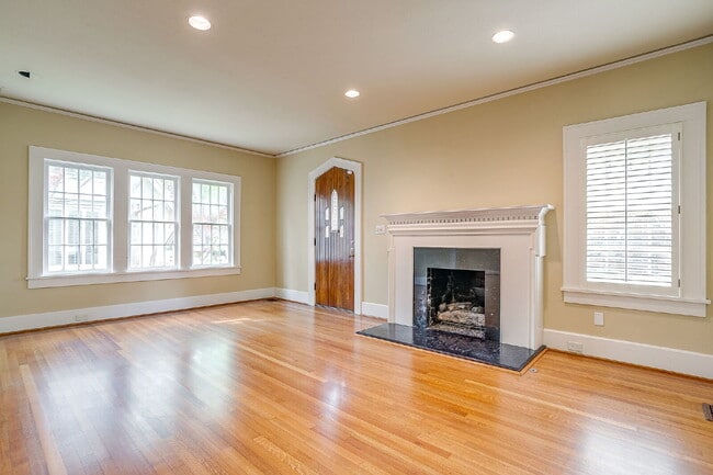 Building Photo - Darling English Tudor style home in the heart of the University District near TCU!