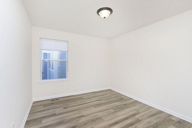 Building Photo - Beautiful 3 Bed 2.5 Bath in Central Greens...