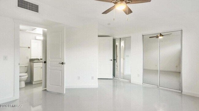 Building Photo - 574 Duchess Dr