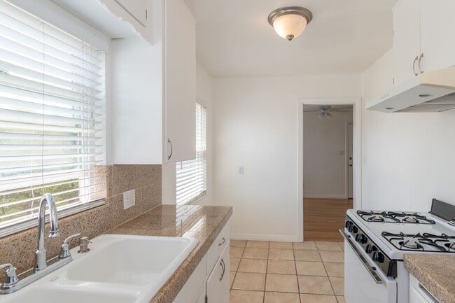 Building Photo - Nice 2 bedroom, 1 bath Apartment with Storage