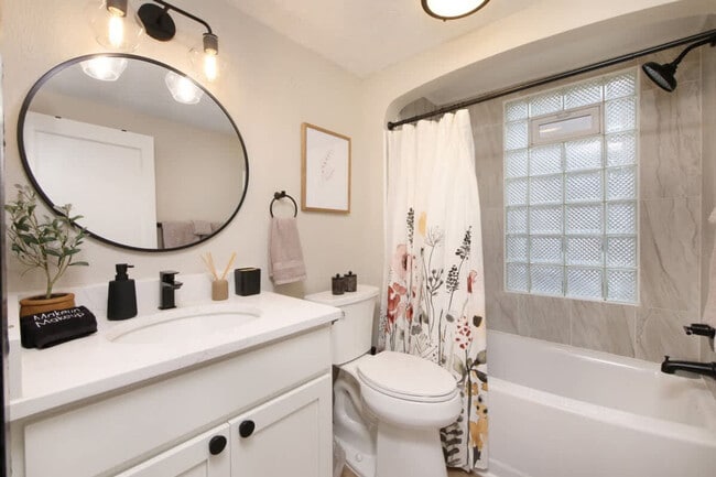 Building Photo - 303 E Washington St