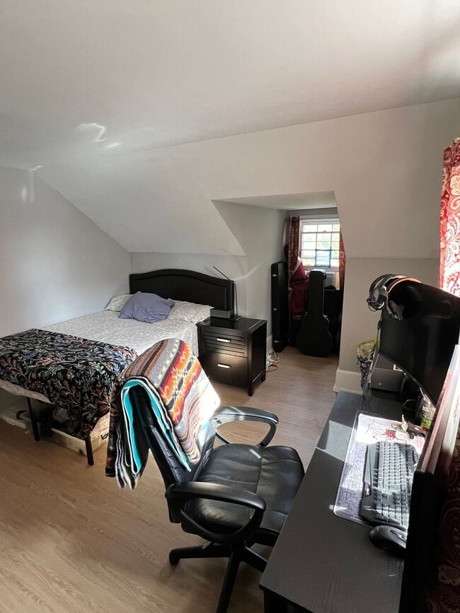 Building Photo - Pennington Rd, Ewing, NJ – 6BR / 2BA. Large single-family home near TCNJ with spacious driveway