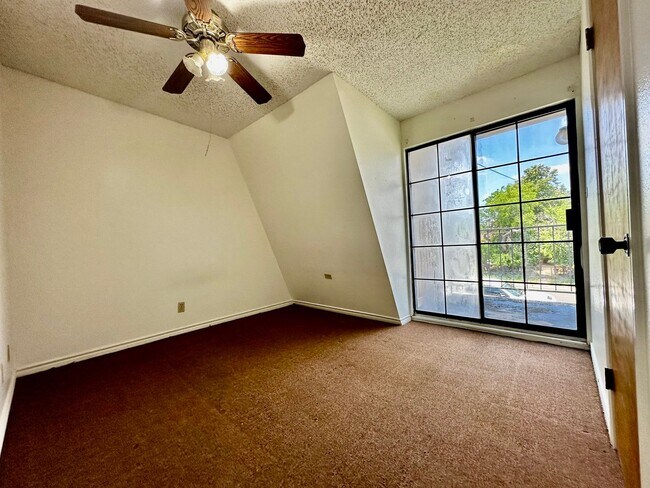 Building Photo - 323 A St