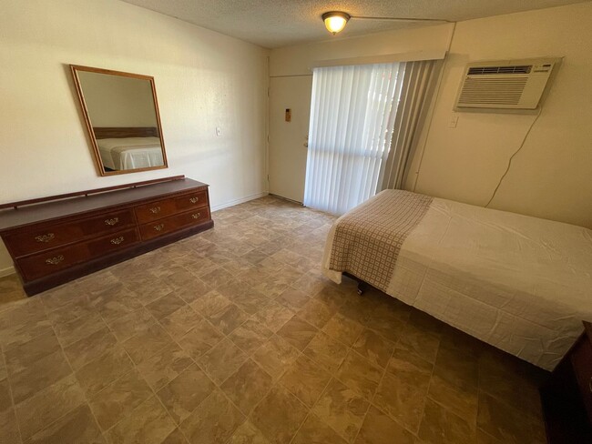 Building Photo - Studio Apartment on Las Vegas Strip - Clos...