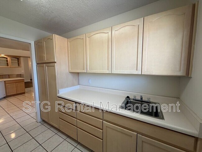 Building Photo - 3182 S Bloomington Dr W