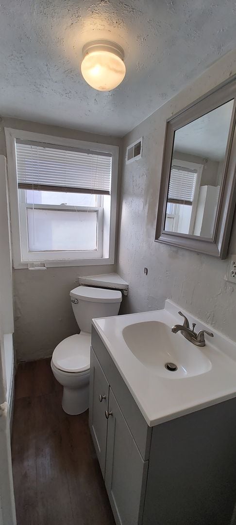 Building Photo - FANTASTIC Basement Unit!!!!