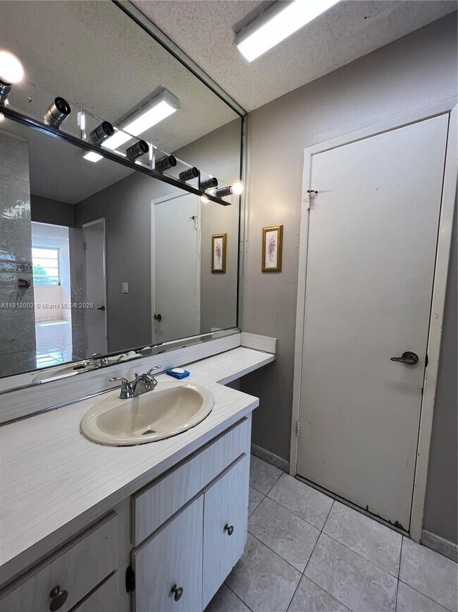 Building Photo - 8887 Fontainebleau Blvd