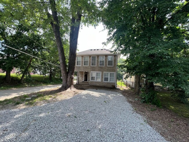 Building Photo - Huge 5 bedroom in the Historic Northeast!