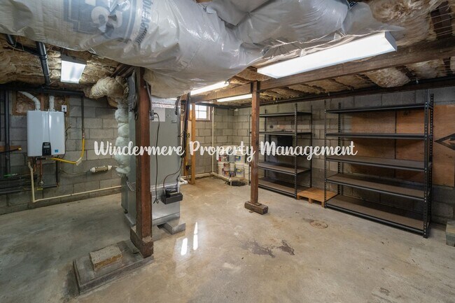 Building Photo - Beautifully Remodeled 2 bedroom in convenient location, private balcony, over sized garage, A/C a...