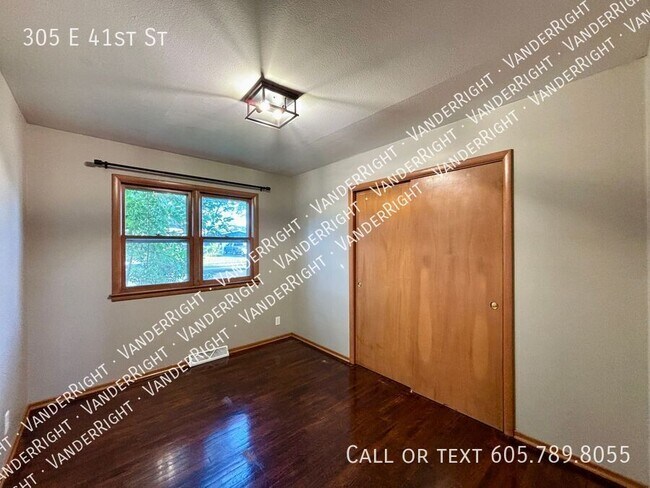 Building Photo - 305 E 41st St