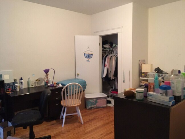 Building Photo - Amazing 4 Bedroom Apartment available 9/1/26