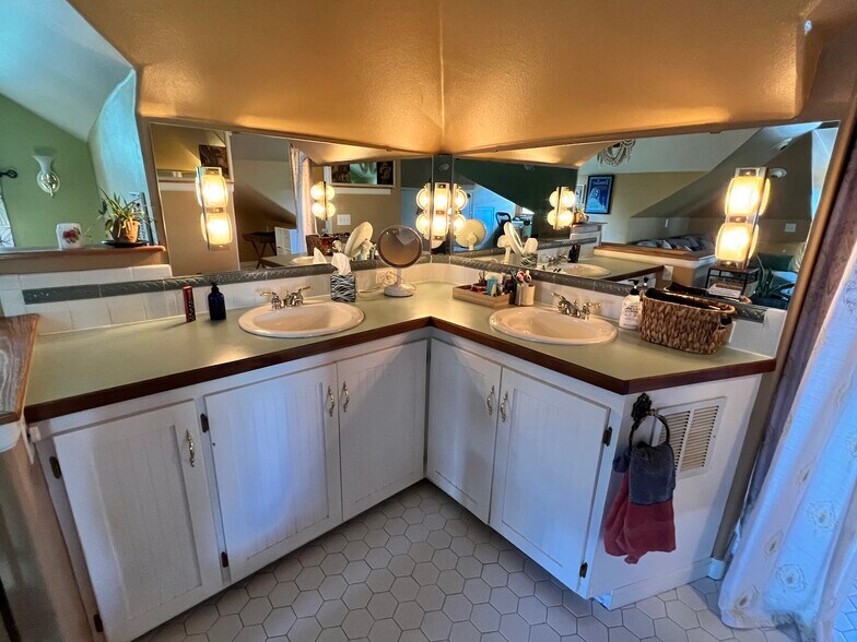 Building Photo - 616 W Mulberry St