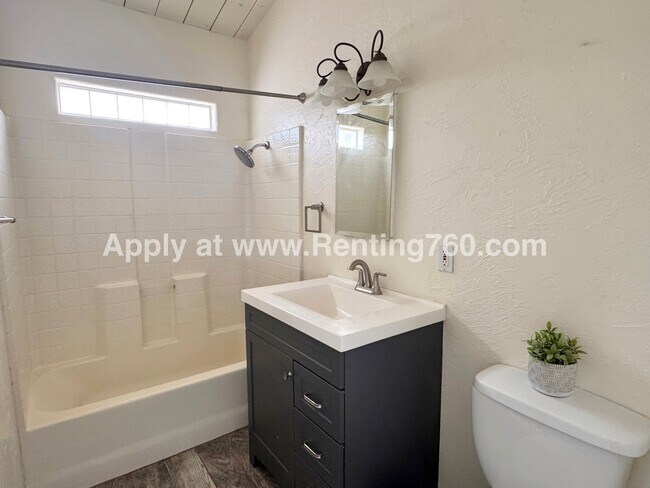 Building Photo - Cute and Cozy 2 Bed Home!