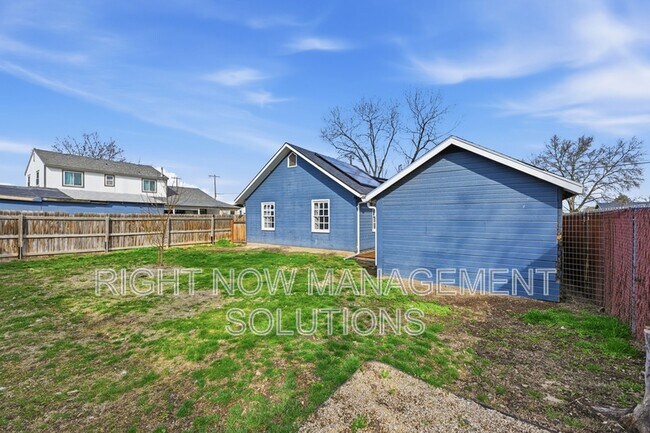 Building Photo - 415 W Linden St