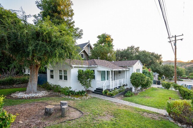 Building Photo - Charming Bungalow with King Size Bed