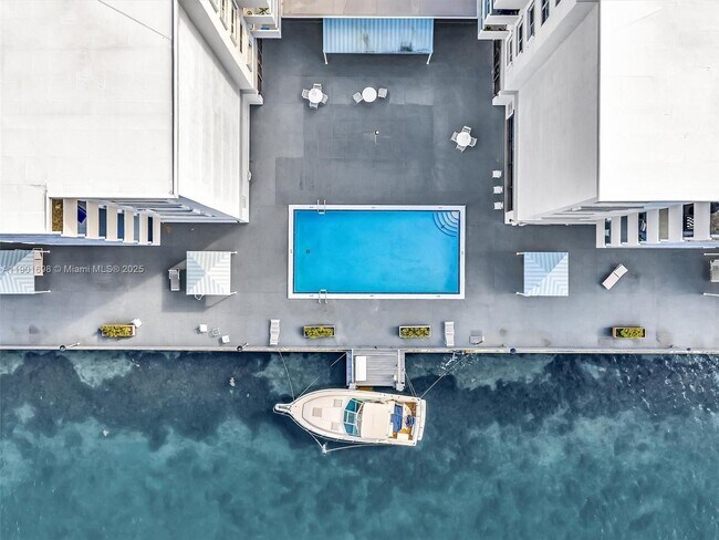 Building Photo - 10000 W Bay Harbor Dr