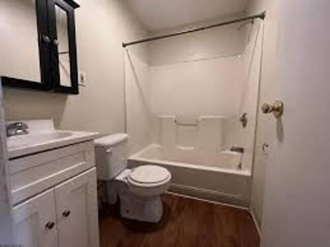 Building Photo - 409 Forest Ave