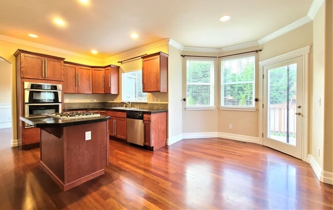 Building Photo - Luxurious 4 Bed/2.5 Bath Lynnwood Home - Available Now!