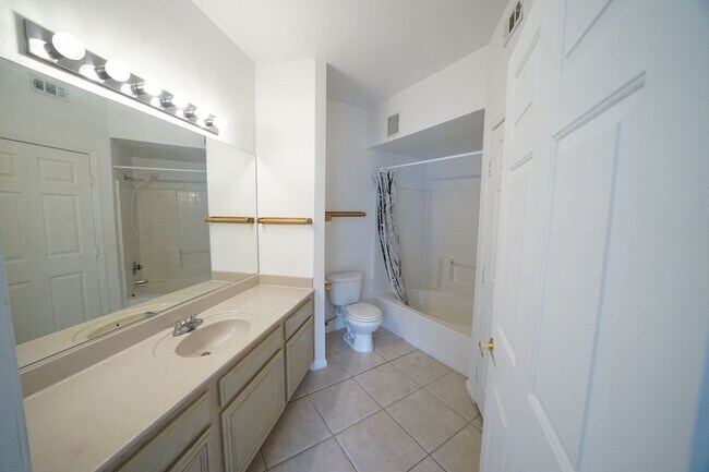 Building Photo - SHOWINGS AVAILABLE NOW